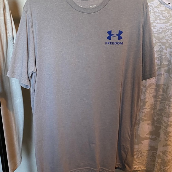 Lot Of 3 Under Armour Shirt Gray Athletic Tech Stretch Logo Modern Gym Me Medium - Picture 4 of 7